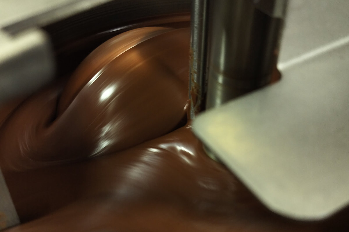 refinando cacao a chocolate de especialidad
